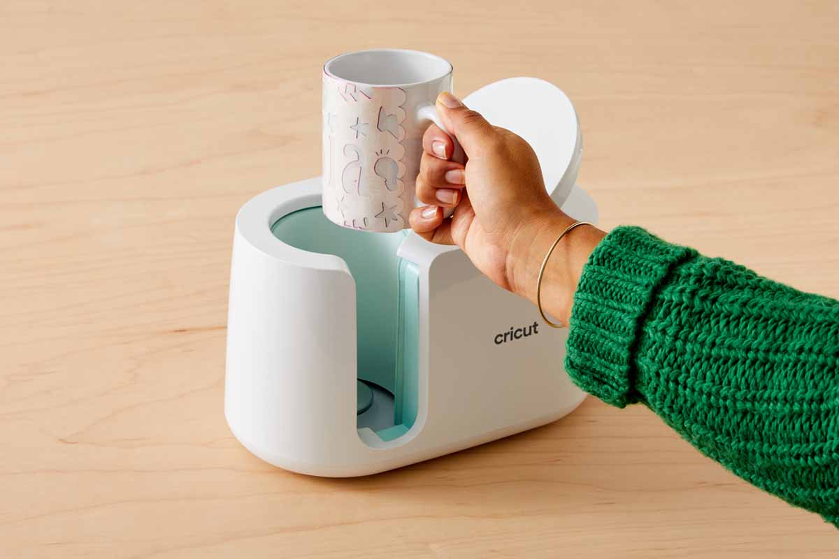 Beginner Cricut Project: Personalized Coffee Mugs