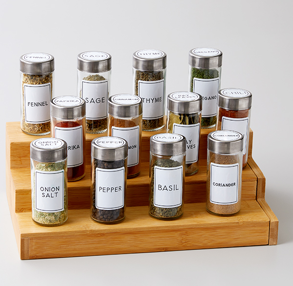 Spice rack with labels - another great DIY gift idea for Mom.