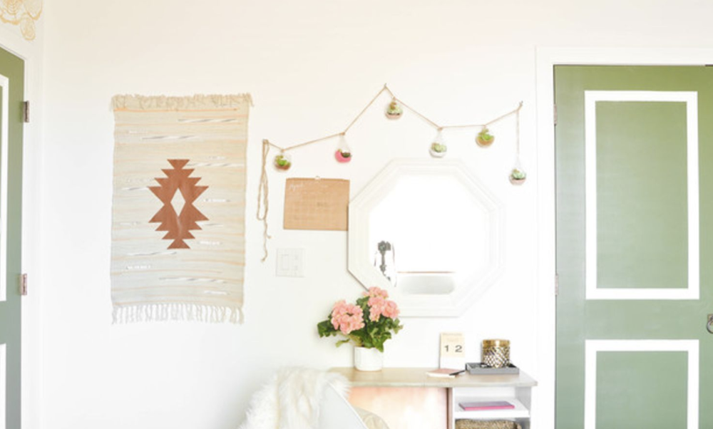 Bohemian elements and wall hangings adorn the walls of a boho bedroom 