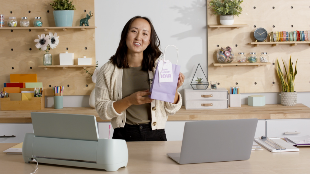 How to make a custom gift tag with Cricut